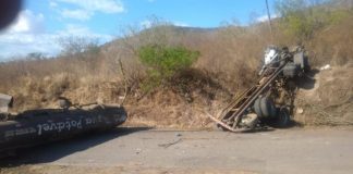 O caminhão pipa tombou e interditou momentaneamente a BA-220 na altura da Ladeira do Papagaio