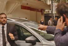 Sandro (Humberto Carrão) e Raul (Murilo Benício) brigam no meio da rua em 'Amor de Mãe' — Foto: Globo