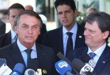 O presidente Bolsonaro e o ministro da Infraestrutura, Tarcísio de Freitas, durante entrevista à imprensa, hoje, em Brasília