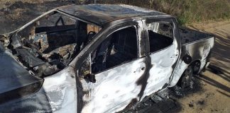 Caminhonete é encontrada destruída por fogo em Queimadas