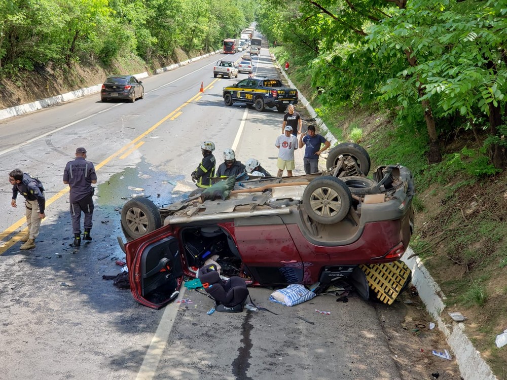 Acidente entre caminhonete de luxo e carreta mata três na BR-242; criança está entre vítimas — Foto: Ivonaldo Paiva/Blog Braga