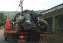Veículo em que jovens estavam é removido com guincho em Lambari — Foto: Alô Alô Cidade