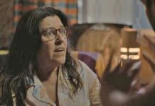 Sandro (Humberto Carrão) conta a grande novidade para Lurdes (Regina Casé) em 'Amor de Mãe' — Foto: Globo