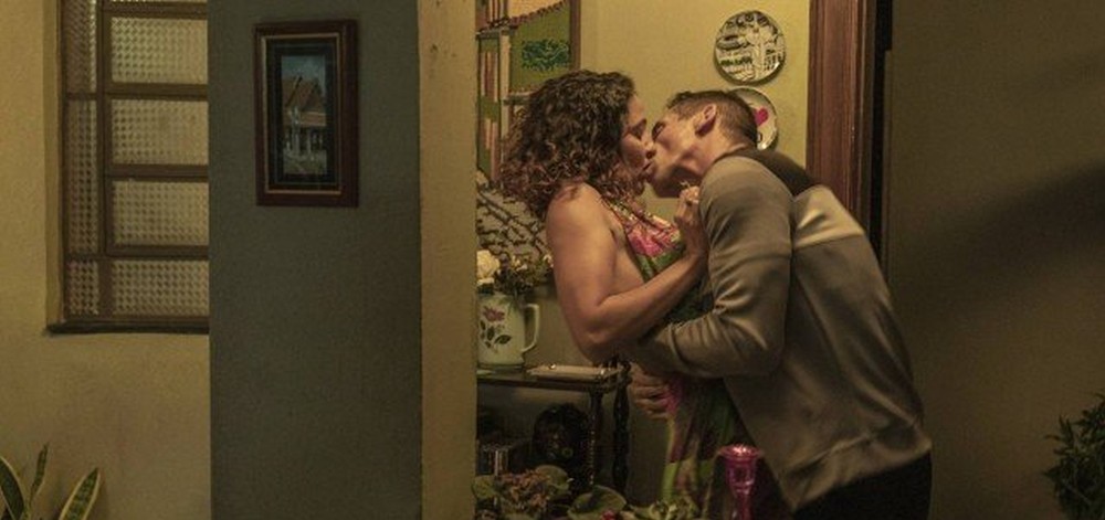 Penha (Clarissa Pinheiro) lava a boca após beijar o assassino do marido em Amor de Mãe