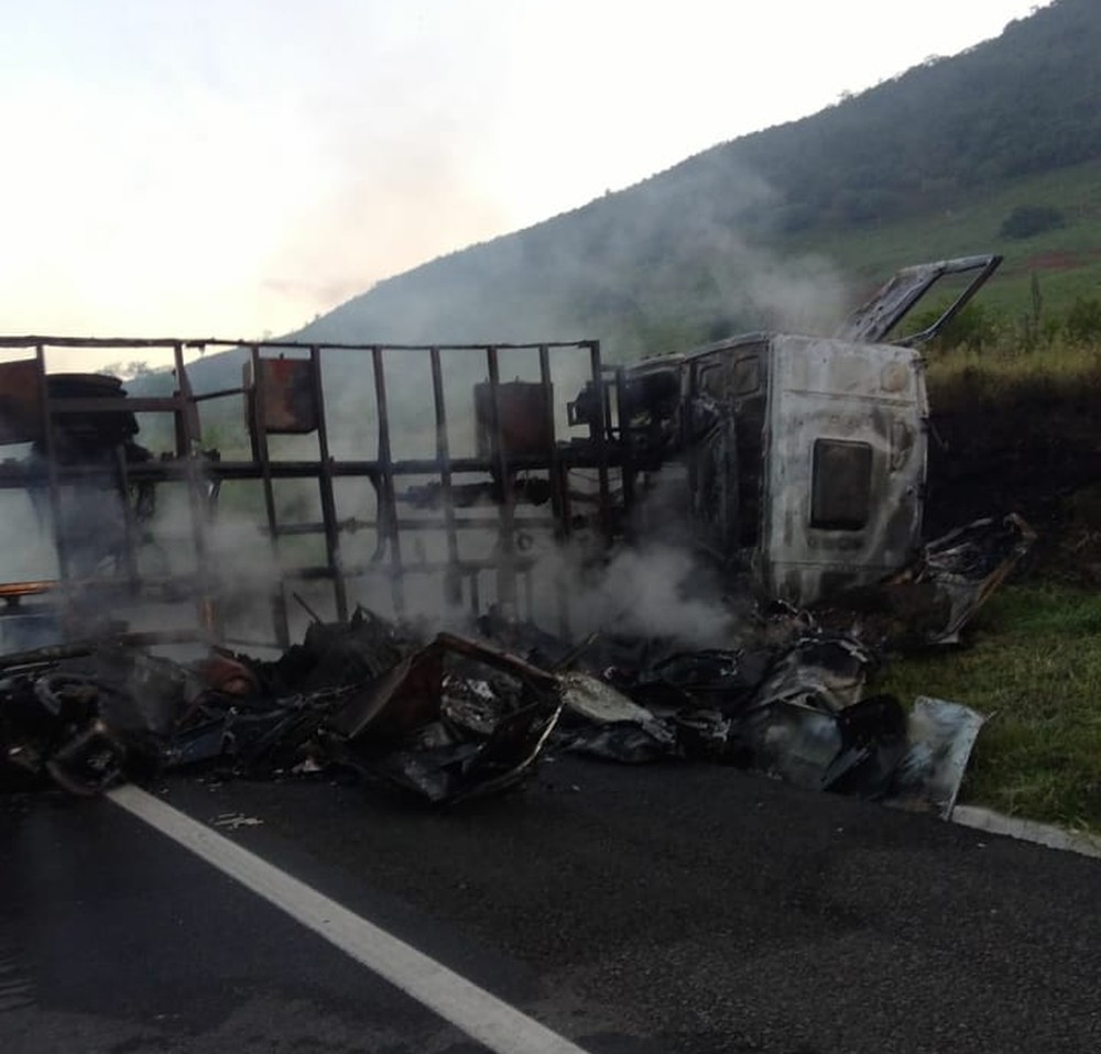 Caminhão pegou fogo após batida — Foto: Vitória da Conquista Notícias