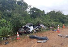 Batida entre carro e caminhão deixa mortos no sudoeste da Bahia; veículo ficou destruído — Foto: Divulgação/PRF