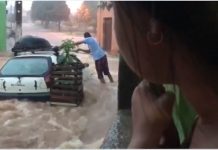 Moradores amarram carro para não ser levado por forte chuva