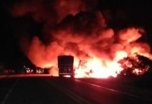 Segundo ViaBahia, batida entre caminhão e carreta ocorreu na altura de Poções, no sudoeste da Bahia. — Foto: Blog Jeferson Almeida
