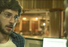 Danilo (Chay Suede) em cena de Amor de Mãe; cozinheiro fará investigação após ver anotações suspeitas