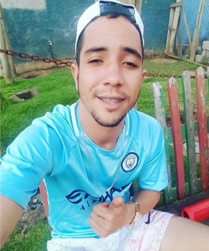 De acordo com informações levantadas na delegacia local, um homem armado com uma pistola chegou no local atirando e baleou as vítimas