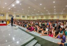 Um pastor foi filmado furtando dinheiro da Igreja Universal do Reino de Deus