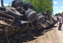 Carreta tombou na pista e atingiu moto — Foto: Sessé Guimmas/Site Medeiros Dia Dia