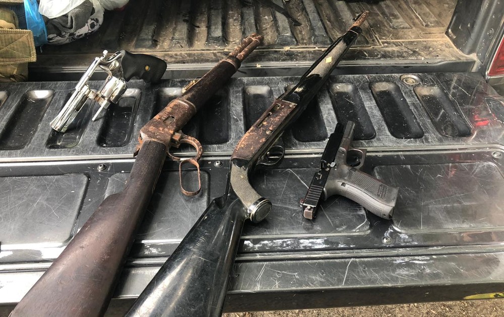 Miliciano foi encontrado com quatro armas — Foto: Divulgação/SSP-BA