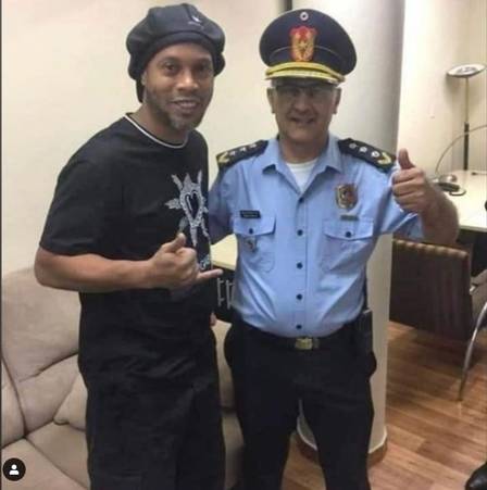 Ronaldinho Gaúcho sorri com um policial do alto escalão paraguaio ao depor sobre documentos falsos Foto: Reprodução / Instagram