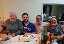 A família reunida em dia de festa. Douglas com a avó Iracema, o pai Claudinei e a mãe Rita de Cássia. As duas morreram por complicações decorrentes da infecção pelo coronavírus (Foto: Arquivo pessoal/UOL VivaBem)