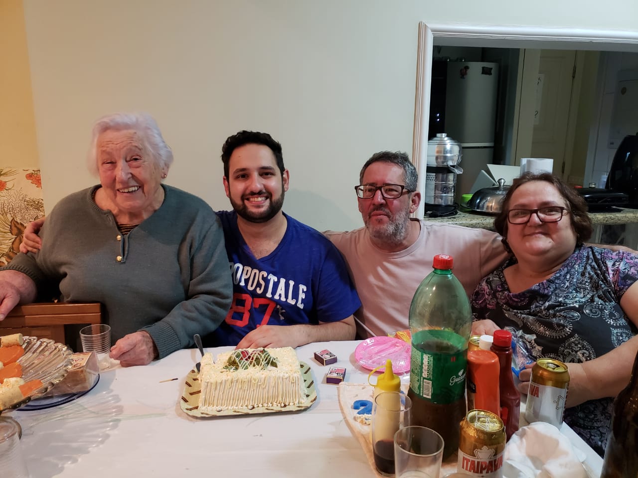 A família reunida em dia de festa. Douglas com a avó Iracema, o pai Claudinei e a mãe Rita de Cássia. As duas morreram por complicações decorrentes da infecção pelo coronavírus (Foto: Arquivo pessoal/UOL VivaBem)