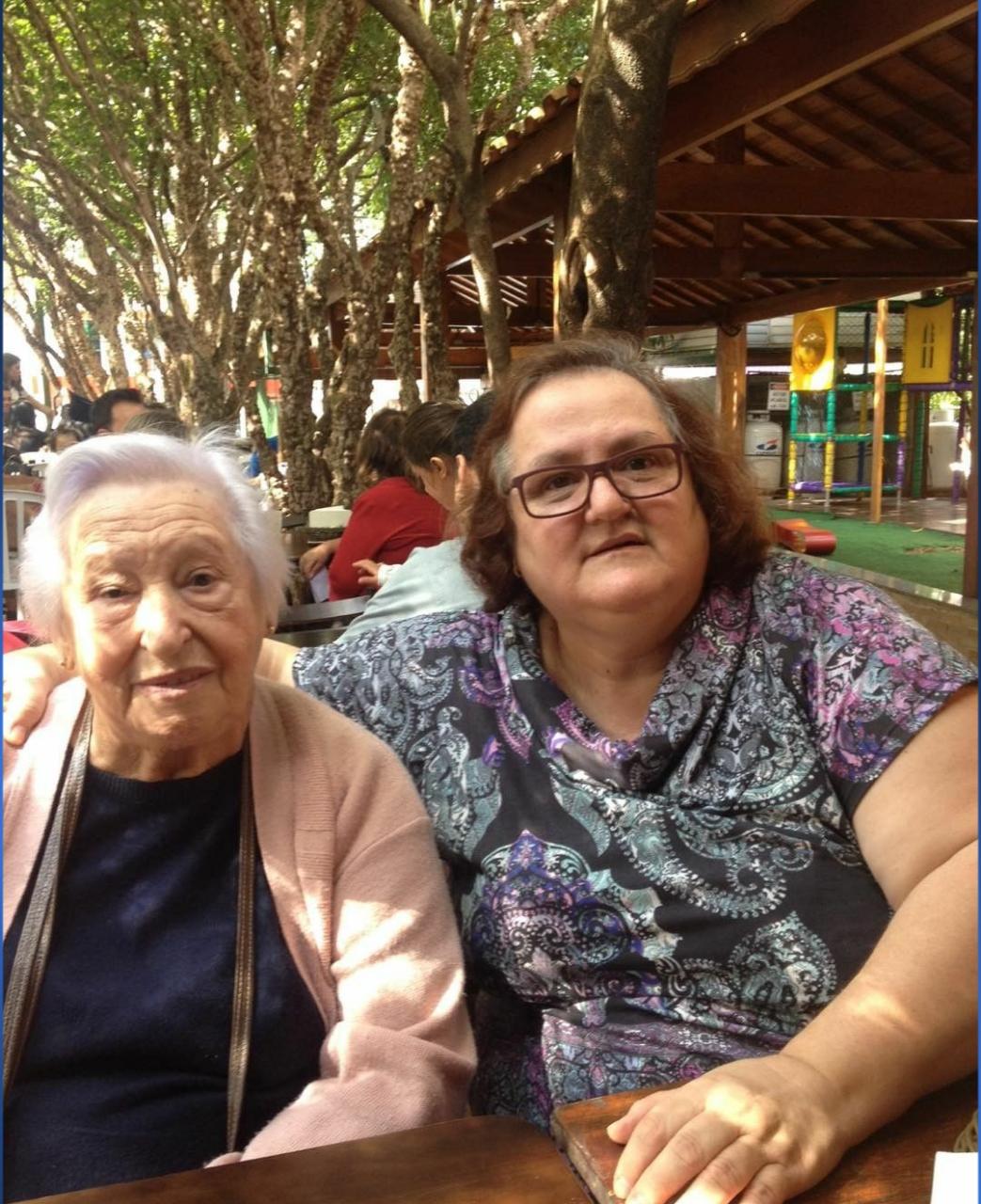 Iracema, 85 anos, e a filha Rita de Cássia. Aos 55 anos, Rita foi a primeira a apresentar sintomas da infecção pelo coronavírus. Ela morreu três dias depois da mãe (Foto: Arquivo pessoal/UOL VivaBem)