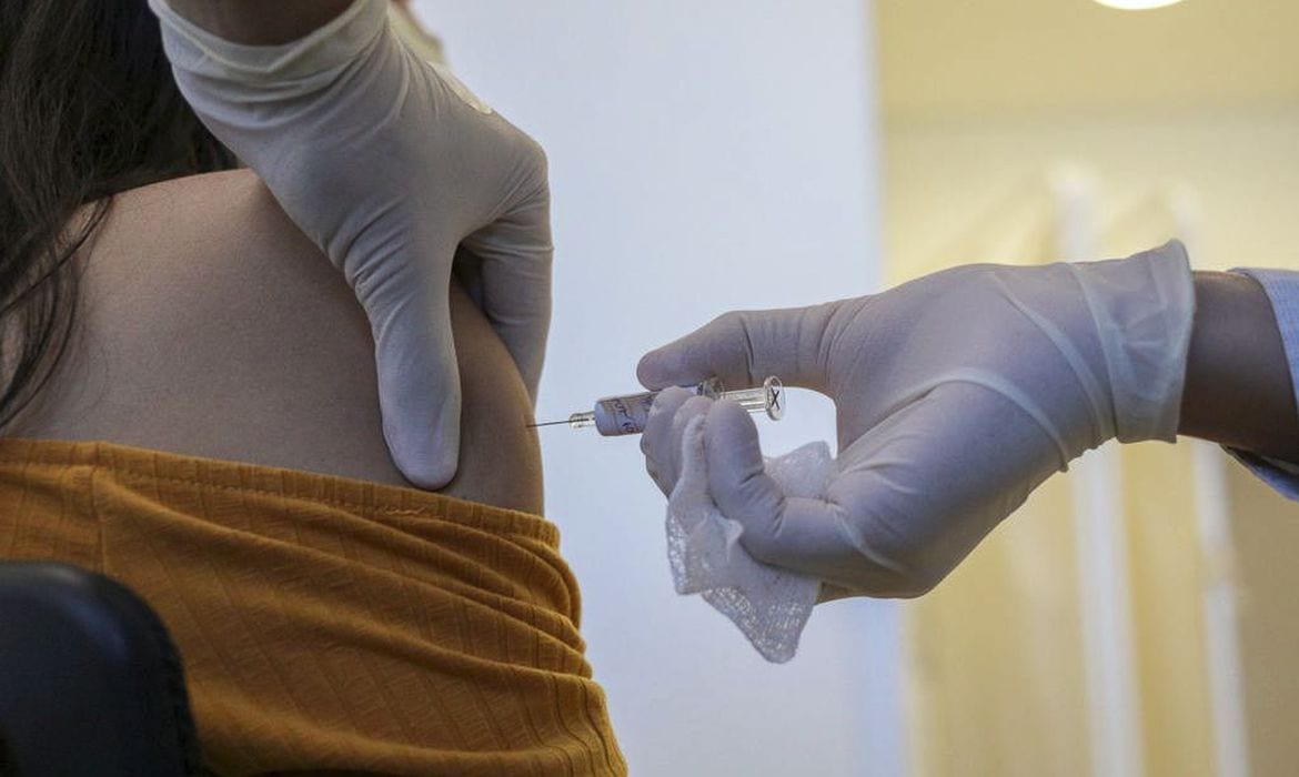 vacina contra covid 19 pode estar disponivel em janeiro diz doria