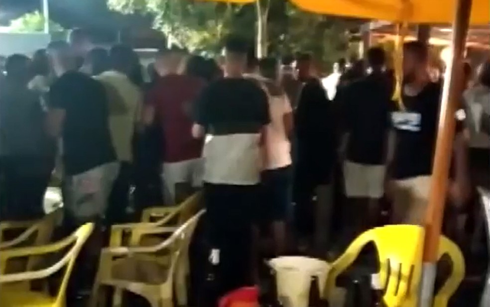 cerca de 500 pessoas foram, flagradas em bar de Feira de Santana — Foto: Reprodução/TV Bahia