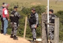 Morador conta à policiais que viu Lázaro Barbosa escondido em gruta de Águas Lindas de Goiás — Foto: Danilo Moreira/TV Anhanguera