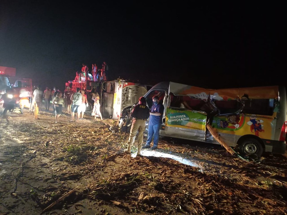 whatsapp image 2021 09 30 at 08.12.21 2 Tragédia: Acidente entre ônibus, van e caminhão deixa 12 mortos no interior da Bahia whatsapp image 2021 09 30 at 08.12.21 2