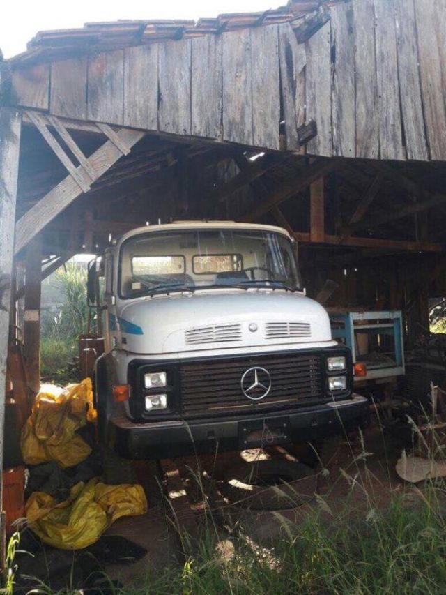 Antigo caminhão Mercedes 1318 ano 1989 é encontrado 0km