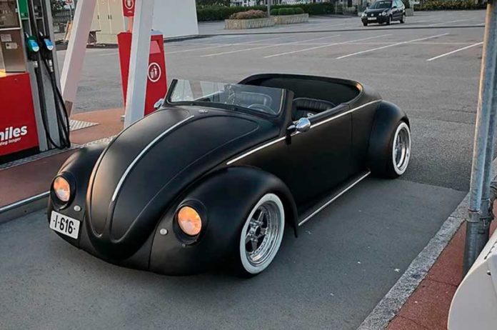 v5 696x462 1 Volkswagen Fusca 1961 é transformado em brutal "fuscão preto" de luxo Roadster v5 696x462 1
