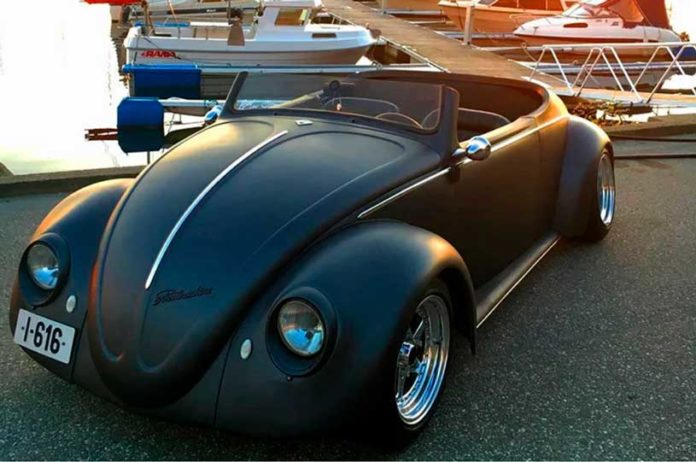 v7 696x462 1 Volkswagen Fusca 1961 é transformado em brutal "fuscão preto" de luxo Roadster v7 696x462 1