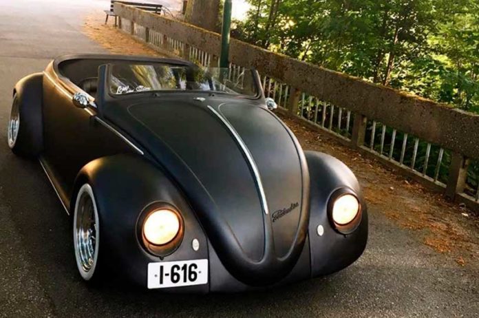 v8 696x462 1 Volkswagen Fusca 1961 é transformado em brutal "fuscão preto" de luxo Roadster v8 696x462 1