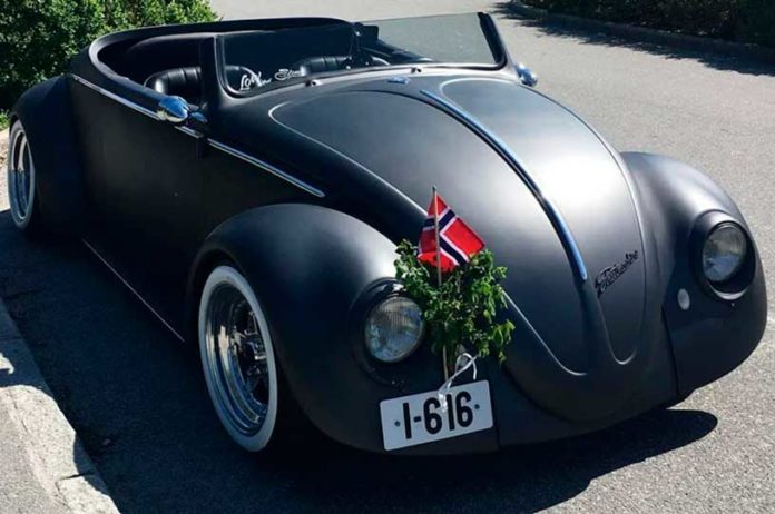 v9 696x462 1 Volkswagen Fusca 1961 é transformado em brutal "fuscão preto" de luxo Roadster v9 696x462 1