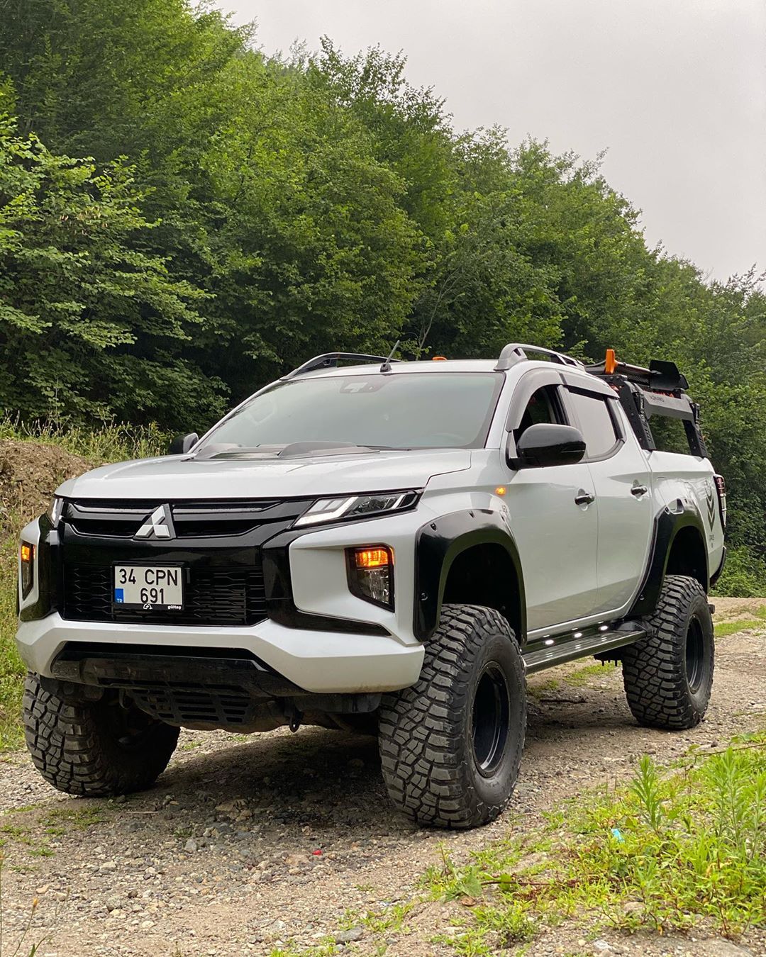 new mitsubishi l200 triton looks cool with suspension lift and body kit 2