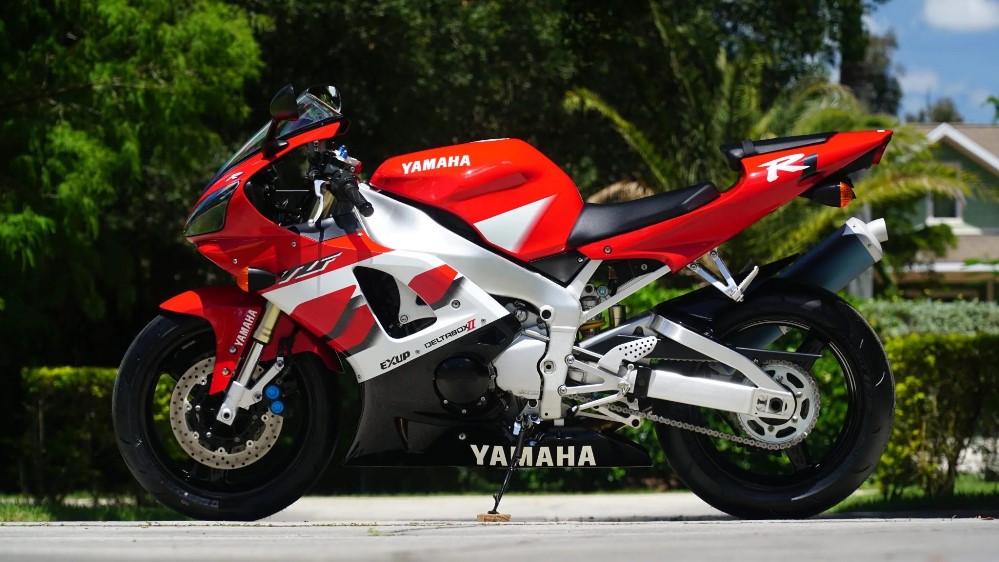 6k mile 2000 yamaha yzf r1 can deliver top tier sport bike thrills on a budget 9