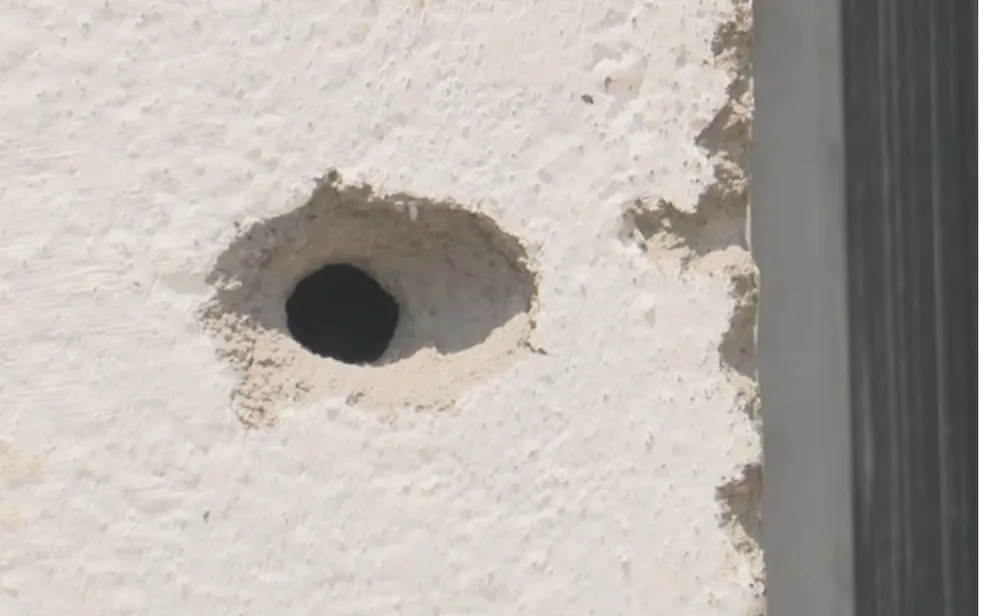 Marcas de tiro podem ser observadas em diversos edifícios do residencial — Foto: Reprodução/TV Bahia