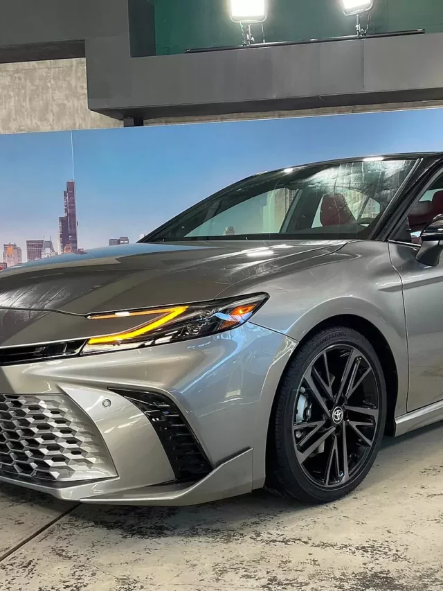 Novo Toyota Camry 2025 terá motor hibrido de 232 cv