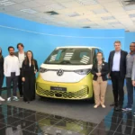 Karine Wohlke (gerente de Estratégia de RH, Inovação, Diversidade e Cultura da Volkswagen do Brasil), Ana Claudia Banin (secretária executiva adjunta do Fórum Gerações e Futuro do Trabalho), Ricardo Sales (secretário executivo do Fórum Gerações e Futuro do Trabalho), Douglas Pereira (vice-presidente de Recursos Humanos da Volkswagen do Brasil e Região América do Sul e sponsor dos grupos de diálogo pela Diversidade & Inclusão da VW), Cristina Cestari (CIO da Volkswagen América do Sul, sponsor do pilar de pessoas com deficiência e madrinha do grupo de diálogos da VW Sem Limites), Ivone Santana (diretora executiva da REIS - Rede Empresarial de Inclusão Social), Ciro Possobom (CEO da Volkswagen do Brasil), Charles Aurélio de Jesus Lima (diretor do Sindicato dos Metalúrgicos do ABC) e Guilherme Nascimento (especialista em Diversidade & Inclusão da Volkswagen do Brasil)