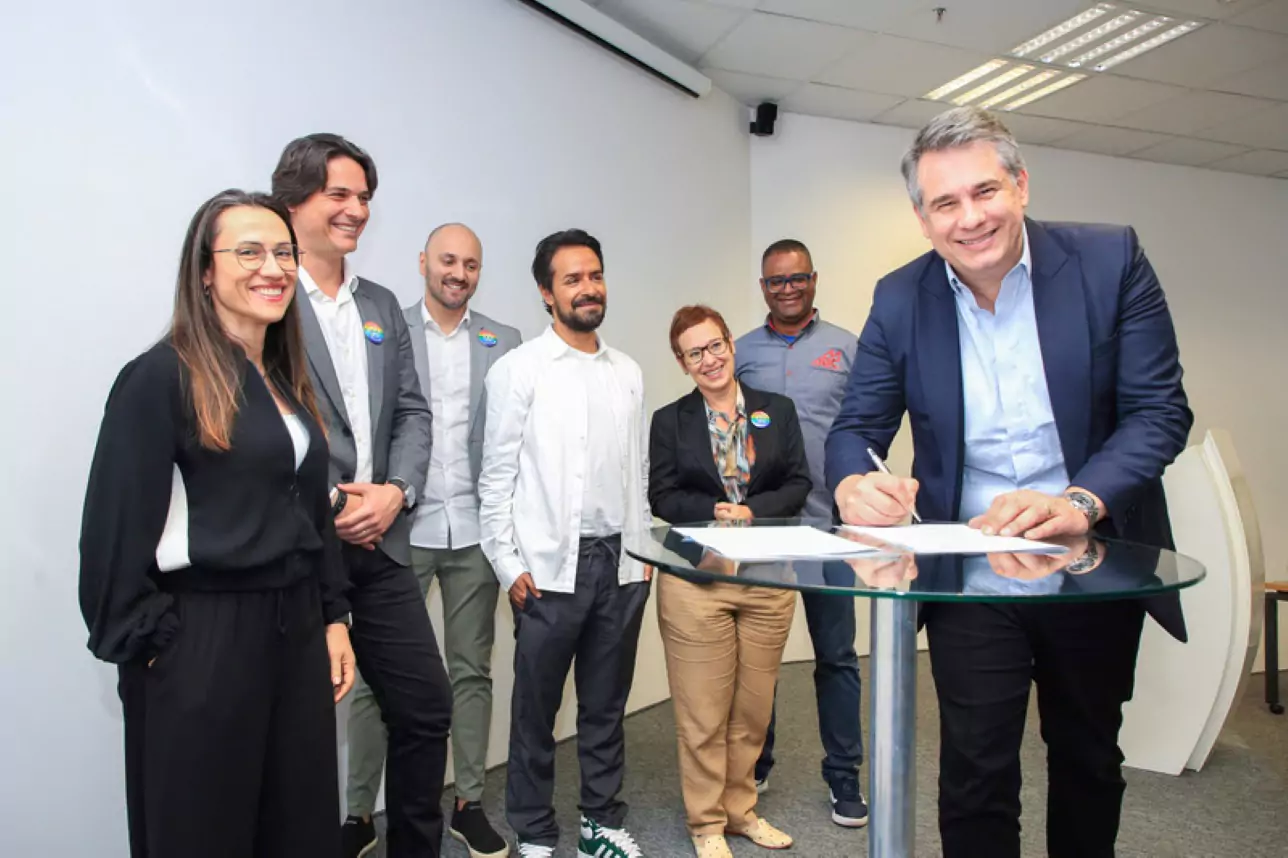 Ciro Possobom, CEO da Volkswagen do Brasil, assina adesões ao Fórum Gerações e Futuro do Trabalho e à REIS (Rede Empresarial de Inclusão Social)