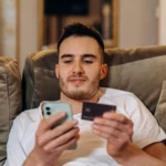 Dicas para conseguir um Cartão de Crédito com limite alto / Foto: Mikhail Nilov / Pexels