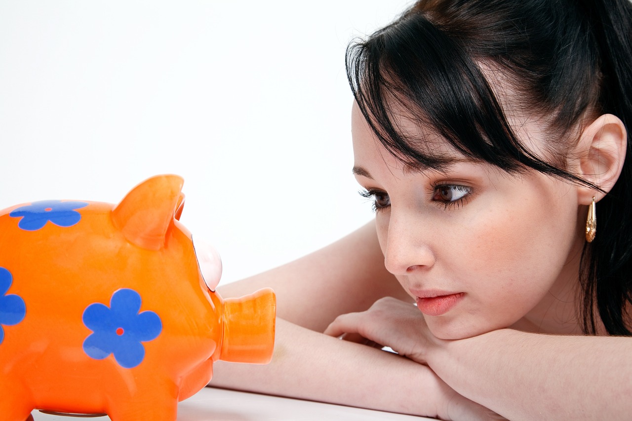 piggy bank 850607 1280 Como ganhar dinheiro investindo R$ 100 reais por mês Imagem de luxstorm por Pixabay