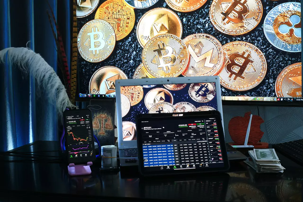 trading 6531134 1280 654c261643263 Fortuna de Emílio Surita foi construída com Bitcoin Fortuna de Emílio Surita foi construída com Bitcoin / Imagem de Sergei Tokmakov, Esq. https://Terms.Law por Pixabay